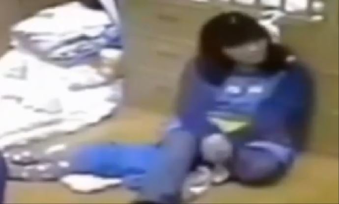 Çin&#039;de bir öğretmen uyumayan çocuğu boğarak öldürdü