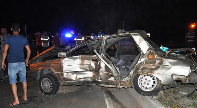 Ayvalık'ta iki araba çarpıştı, 2 ölü 8 de yaralı var
