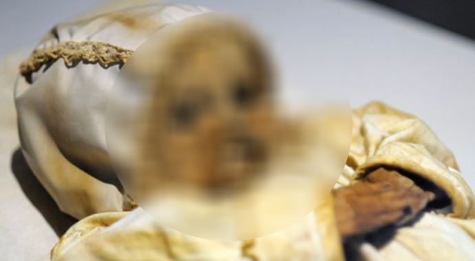 Bebek arabasından mumyalanmış bebek cesedi çıktı Bebek arabasından mumyalanmış bebek cesedi çıktı