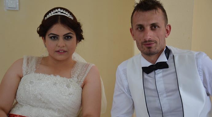 Düğün gecesi kapıya vurup damadı dışarı çıkarttıktan sonra...