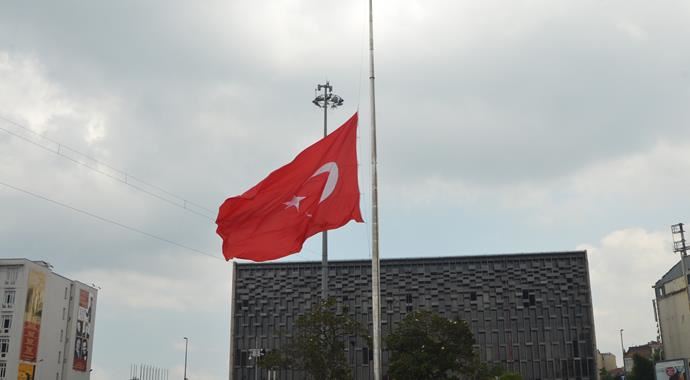 Taksim'deki dev Türk bayrağı yarıya indirildi Taksim'deki dev Türk bayrağı yarıya indirildi