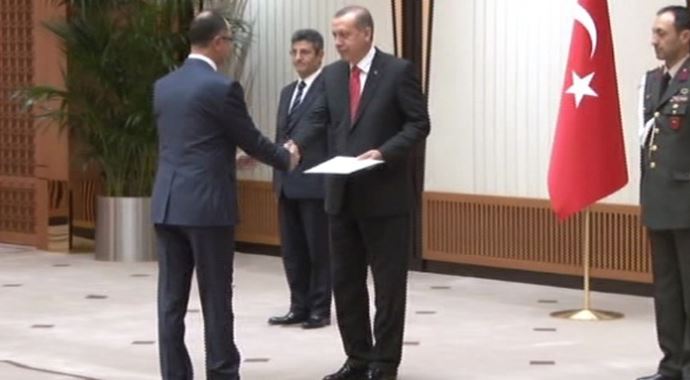 Güven mektubunu Erdoğan&#039;a sundu