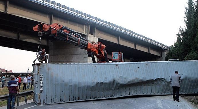 Konteyner yüklü tır devrilince İstanbul yolu kapandı