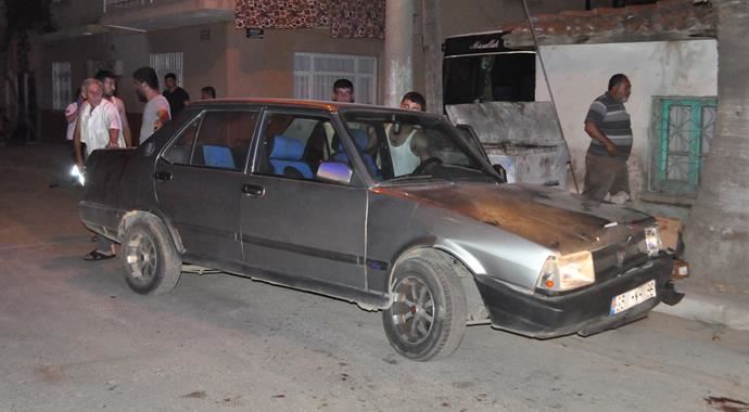 Otomobil kaldırımda oturan 4 kişiyi ezdi Otomobil kaldırımda oturan 4 kişiyi ezdi