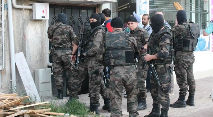 Özel harekattan torbacılara baskın, 11 gözaltı var Özel harekattan torbacılara baskın, 11 gözaltı var