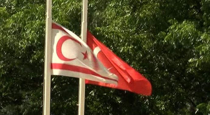  Demirel için bayraklar yarıya indirildi
