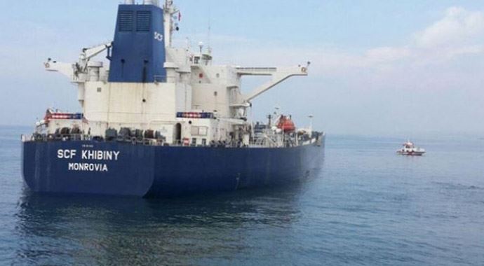 Ham petrol yüklü gemi İstanbul&#039;da karaya oturdu!