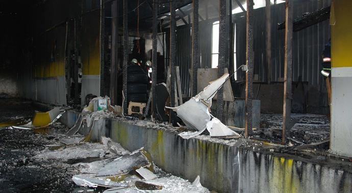 Tuzla'da yangın çıktı, bir iş yeri kül oldu Tuzla'da yangın çıktı, bir iş yeri kül oldu