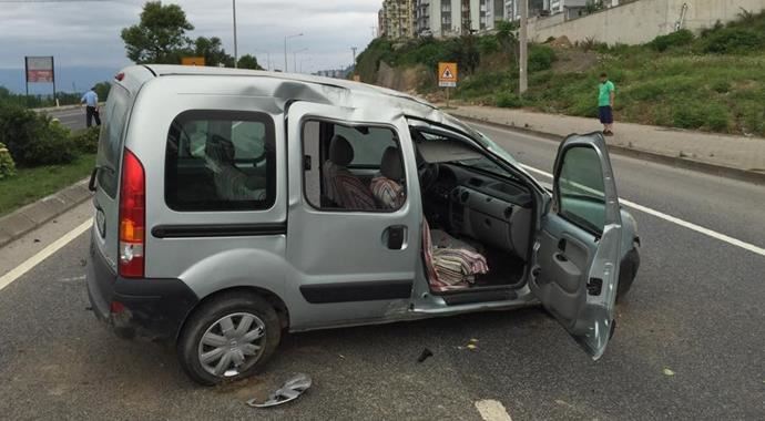 Ordu&#039;da otomobil refüje çarptı, yaralılar var