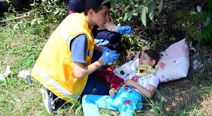 Düğün dönüşü feci kaza, çoğu çocuk yaralılar var Düğün dönüşü feci kaza, çoğu çocuk yaralılar var