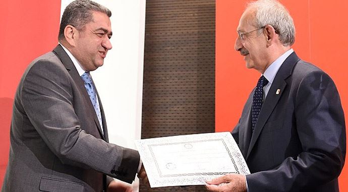 CHP Genel Başkanı Kılıçdaroğlu mazbatasını aldı CHP Genel Başkanı Kılıçdaroğlu mazbatasını aldı