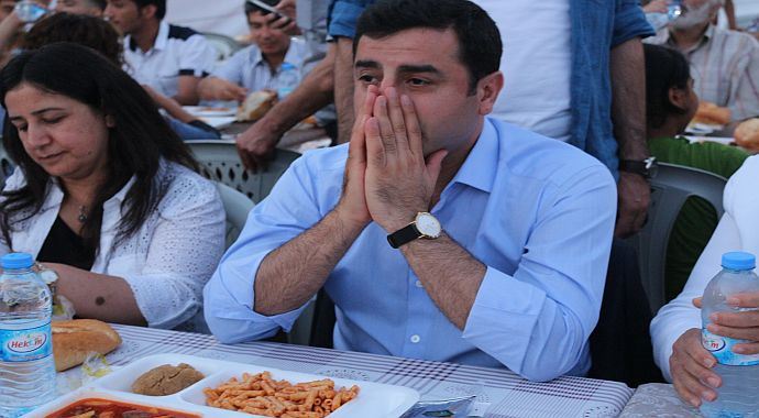 Selahattin Demirtaş, ilk iftarını çadırda açtı
