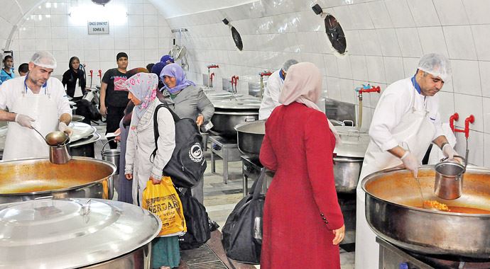 Her gün 10 bin kişiye sıcak yemek dağıtılıyor