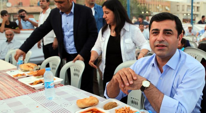 Demirtaş, 'Koalisyonu bizim sayemizde tartışıyorsunuz' Demirtaş, 'Koalisyonu bizim sayemizde tartışıyorsunuz'