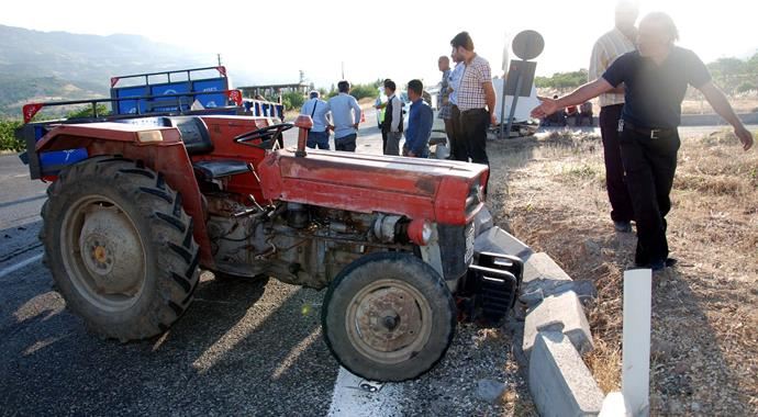 Otomobil traktörle çarpıştı, 7 yaralı var Otomobil traktörle çarpıştı, 7 yaralı var