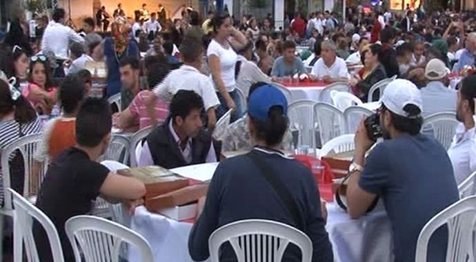  Taksim Meydanı&#039;nda 3 bin kişiye iftar