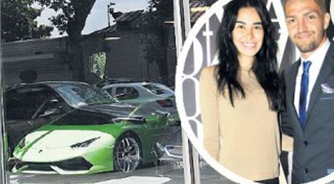 Asena Erkin'in arabasına alıcı çıkmadı Asena Erkin'in arabasına alıcı çıkmadı