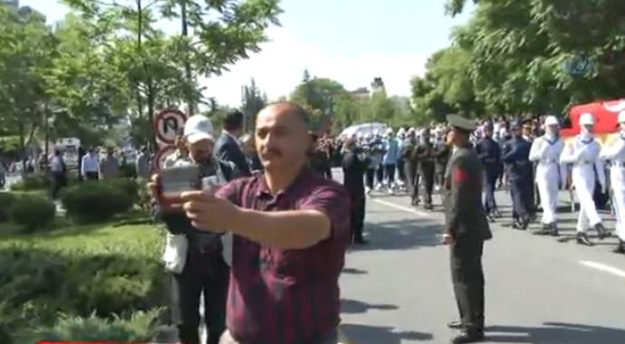 Demirel&#039;in cenazesinde şaşkına çeviren olay! 