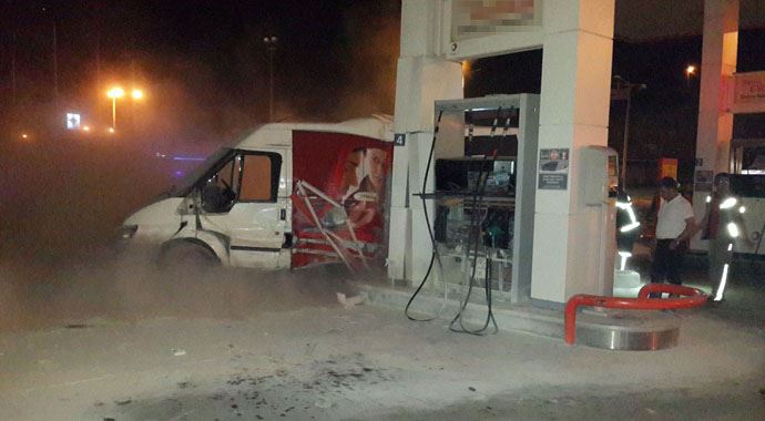 Kaza yapan minibüs benzin istasyonuna daldı! Kaza yapan minibüs benzin istasyonuna daldı!