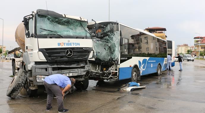 Belediye otobüsüyle minibüs çarpıştı: 7 yaralı Belediye otobüsüyle minibüs çarpıştı: 7 yaralı