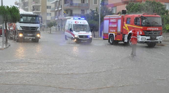 Denizli&#039;yi sağanak vurdu