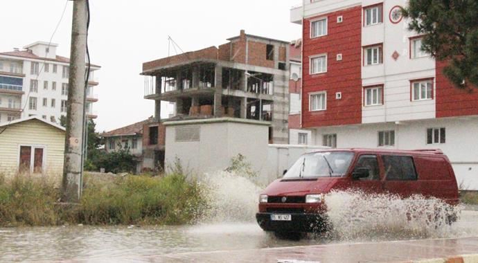 3 saatlik yağış hayatı felç etti