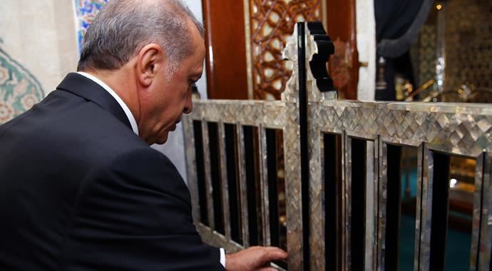 Eyüp Sultan Türbesi ziyarete açıldı