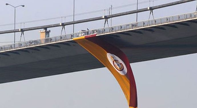 Galatasaray bayrağı ipleri kesilerek denize atıldı