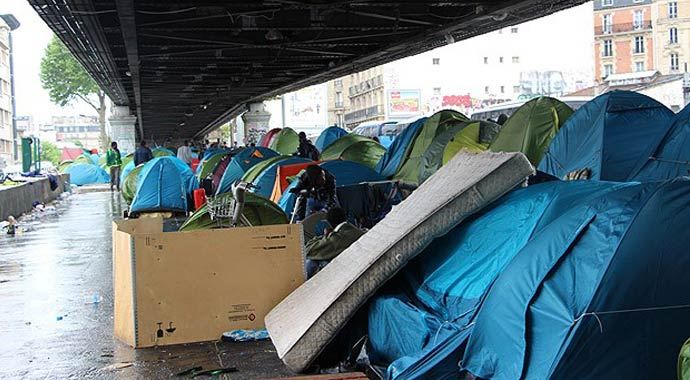 Paris'te köprü altındaki göçmen kampı tahliye edildi Paris'te köprü altındaki göçmen kampı tahliye edildi