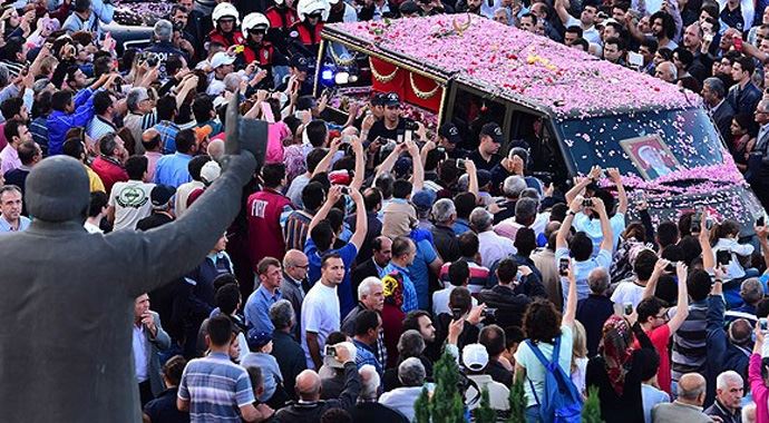 Süleyman Demirel son yolculuğuna uğurlanıyor Süleyman Demirel son yolculuğuna uğurlanıyor
