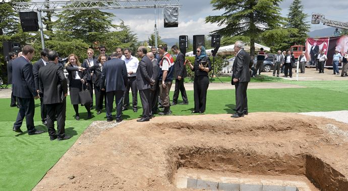Demirel'in mezarı başında dikkat çeken ayrıntı! Demirel'in mezarı başında dikkat çeken ayrıntı!