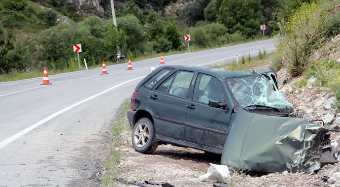 Kamyon ile otomobil çarpıştı! Ölü ve yaralılar var Kamyon ile otomobil çarpıştı! Ölü ve yaralılar var