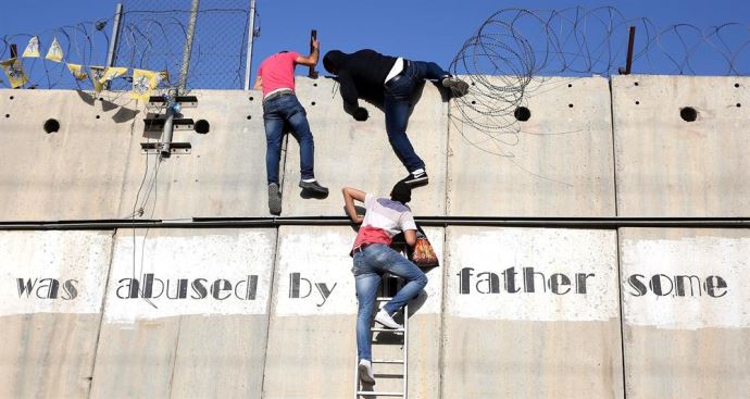 Filistinli gençler 'utanç duvarı'nı aştı Filistinli gençler 'utanç duvarı'nı aştı