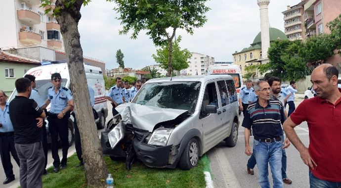  Polis aracı çocuğa çarpmamak için ağaca çarptı