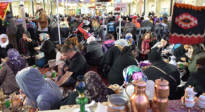 Avustralya'da 2 bin kişi iftarda buluştu Avustralya'da 2 bin kişi iftarda buluştu
