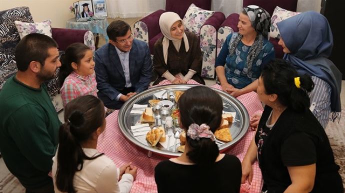 Başbakan'dan sürpriz iftar ziyareti