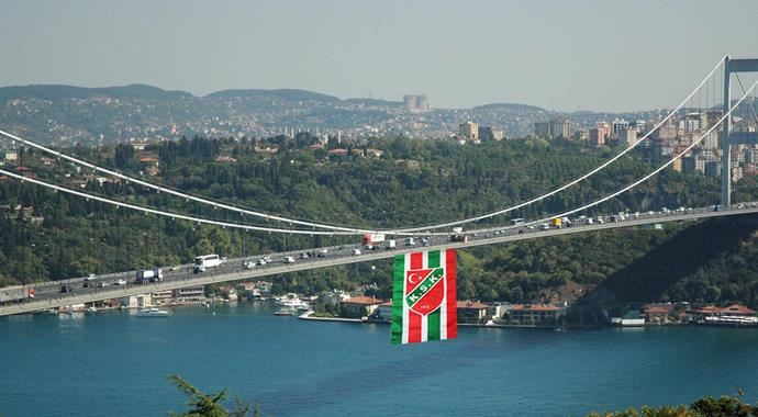 Pınar Karşıyaka'nın şampiyonluk bayrağı Boğaziçi Köprüsü'nde