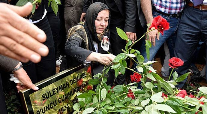 9. Cumhurbaşkanı Demirel Çalca Tepesi&#039;nde toprağa verildi