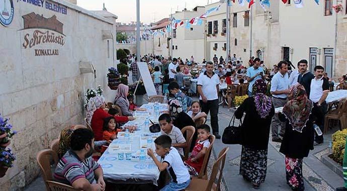 Gaziantep'te "kardeşlik iftarı" Gaziantep'te "kardeşlik iftarı"