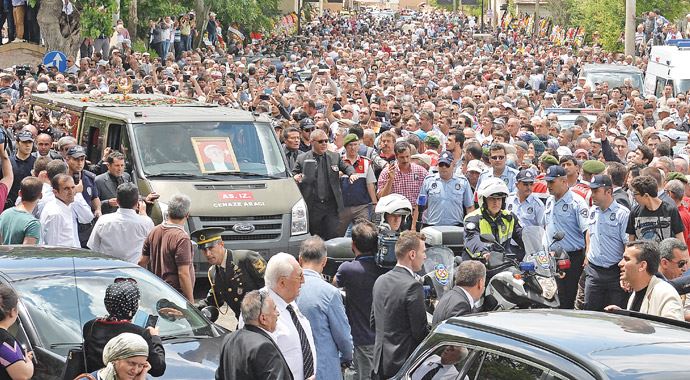 Süleyman Demirel baba ocağında defnedildi Süleyman Demirel baba ocağında defnedildi