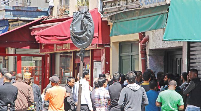 Onlar namaz için sıra beklemek mecburiyetinde