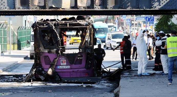 İstanbul'da halk otobüsü önce patladı sonra yandı, 1 yaralı var İstanbul'da halk otobüsü önce patladı sonra yandı, 1 yaralı var