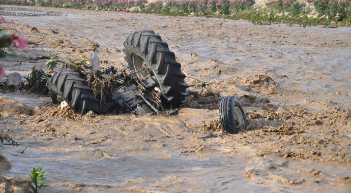 Traktörü ile birlikte sele kapıldı! Traktörü ile birlikte sele kapıldı!