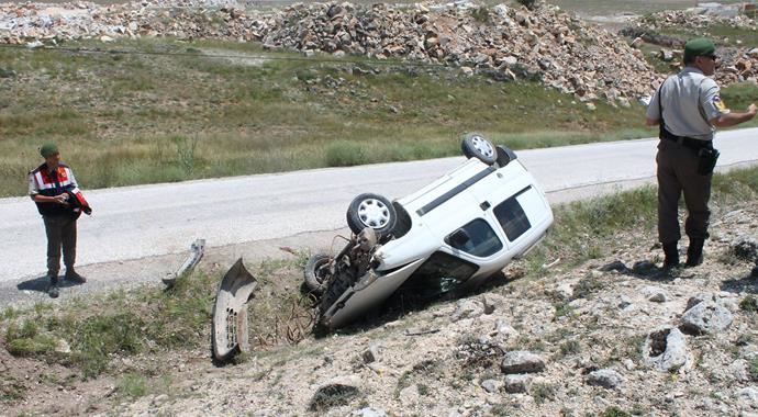 Afyon'da otomobil şarampole devrildi: 1 ölü, 1 yaralı