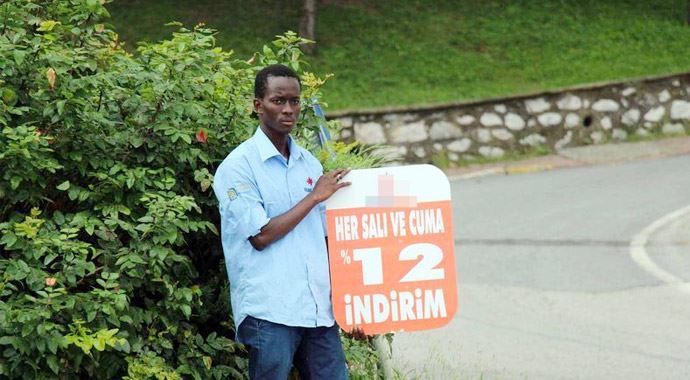 Okul harçlığı için canlı reklam tabelası oldu