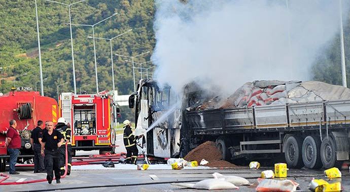 Tır yolcu otobüsüne çarptı: 1 ölü, 26 yaralı Tır yolcu otobüsüne çarptı: 1 ölü, 26 yaralı
