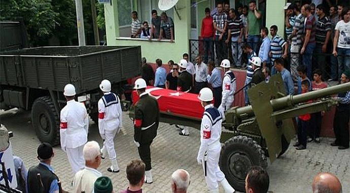 Şehit astsubay Çanakkale'de toprağa verildi Şehit astsubay Çanakkale'de toprağa verildi