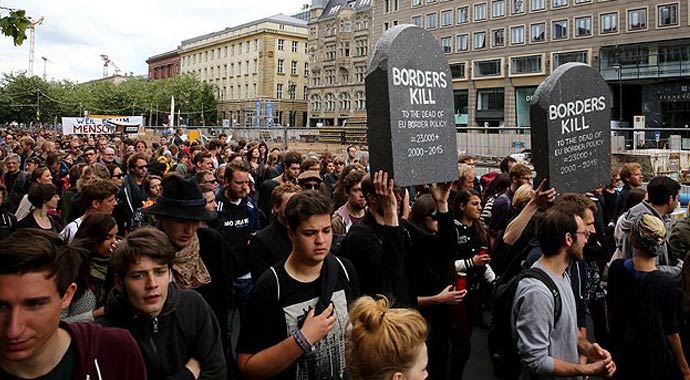 Almanya'da sığınmacı politikasına protesto Almanya'da sığınmacı politikasına protesto
