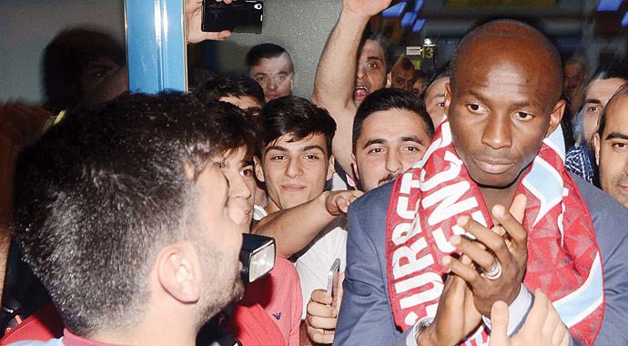 Mbia baş döndürdü Mbia baş döndürdü