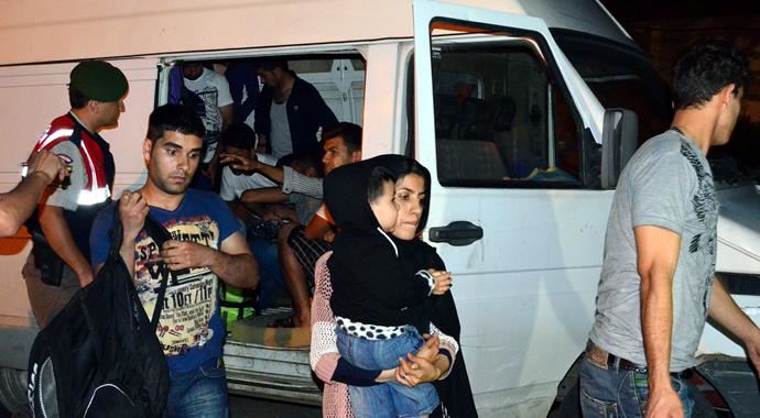 Çanakkale&#039;de kaçak operasyonu, 53 göçmen yakalandı